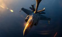 مقاتلة من طراز F-35 خلال تزودها بالوقود أثناء دورية روتينية فوق المياه الإقليمية في الشرق الأوسط. (لقيادة المركزية الاميركية).jpeg