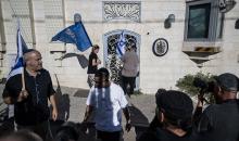 متطرفون إسرائيليون أمام القنصلية البريطانية في القدس، احتجاجًا على العقوبات المرتبطة بالمستوطنات (Getty Images).jpg