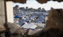 يواصل الفلسطينيون النازحون حياتهم اليومية في خيام مكتظة نُصبت بين المباني المدمرة في مدينة غزة في 5 أكتوبر/تشرين الأول 2026.(صورة: بلال أسامة)