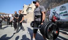 رياضيون يتنافسون في بطولة «الرجل القوي فلسطين 2026»، التي نظمها الاتحاد الفلسطيني للقوة البدنية للمرة الأولى بمدينة غزة، يوم 16 أكتوبر/تشرين الأول 2026. (تصوير: محمد صالحة)