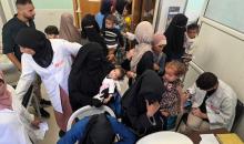 أمهات فلسطينيات يصطحبن أطفالهن إلى عيادة سوء التغذية في مجمع ناصر الطبي بمدينة خان يونس، جنوب قطاع غزة، في 17 أكتوبر/تشرين الأول 2026. (تصوير: طارق محمد)