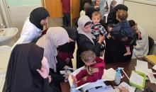 أمهات فلسطينيات يصطحبن أطفالهن إلى عيادة سوء التغذية في مجمع ناصر الطبي بمدينة خان يونس، جنوب قطاع غزة، في 17 أكتوبر/تشرين الأول 2026. (تصوير: طارق محمد)
