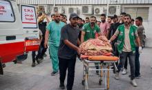 مسعفون ينقلون جثمان أدهم خليل معروف إلى مستشفى الشفاء بمدينة غزة، عقب غارة إسرائيلية استهدفت سطح منزل في مخيم جباليا شمال القطاع، يوم 16 أكتوبر/تشرين الأول 2026. (تصوير: أحمد الشوا)