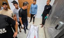 يحمل فلسطينيون جثمان معاذ جمال أبو نصيرة، البالغ من العمر 36 عامًا، إلى مجمع ناصر الطبي في 4 أكتوبر/تشرين الأول 2026.(صورة: طارق محمد)