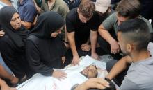 مشيعون يودّعون الشهيدين عبيدة مرتجى وحاتم حسنين في مستشفى الشفاء بمدينة غزة، 17 أكتوبر/تشرين الأول 2026. (تصوير: محمد صالحة)