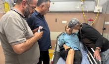 نقيب الصحفيين الفلسطينيين ناصر أبو بكر خلال تفقده المصورة الصحفية الأمريكية هايدي لافيني 23.jpg