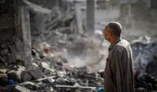 فلسطينيون يتفقدون ممتلكاتهم وسط أنقاض مبنى سكني استهدفته غارة جوية إسرائيلية في حي اليرموك بمدينة غزة، يوم 16 أكتوبر/تشرين الأول 2026. (تصوير: محمد صالحة)