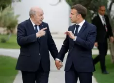 الرئيس الفرنسي إيمانويل ماكرون مع نظيره الجزائري عبد المجيد تبون...webp