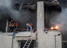 أفراد الدفاع المدني يبحثون في منزل محترق استهدفه غارات جوية إسرائيلية في مدينة غزة، في 22 نوفمبرتشرين الثاني 2025 (4).jpg