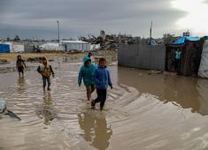 يُعاني النازحون الفلسطينيون من الفيضانات التي اجتاحت خيامهم إثر هطول أمطار غزيرة في غزة، 11 ديسمبر/كانون الأول 2025.