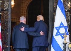 رئيس الوزراء الإسرائيلي بنيامين نتنياهو يلتقي الرئيس الأمريكي دونالد ترامب في منتجع مارالاغو في بالم بيتش، فلوريدا، 29 ديسمبر/كانون الأول 2025. صورة من رئيس الوزراء الإسرائيلي/ (apaimages)