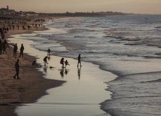 يقضي الفلسطينيون أوقاتهم على شاطئ البحر عند غروب الشمس في مدينة غزة، 16 يناير/كانون الثاني 2026. تصوير: عمر أشتوي