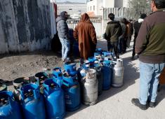 اصطفّ المواطنون في طوابير طويلة أمام محطات تعبئة الغاز في الخليل، وسط مخاوف من تفاقم أزمة نقص الغاز في الضفة الغربية،، 25 يناير/كانون الثاني 2026. صورة: مأمون وزواز