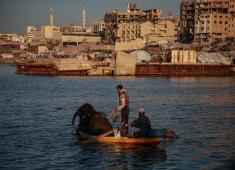 يقضي الفلسطينيون أوقاتهم على شاطئ البحر عند غروب الشمس في مدينة غزة، 16 يناير/كانون الثاني 2026. تصوير: عمر أشتوي