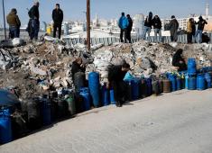 اصطفّ المواطنون في طوابير طويلة أمام محطات تعبئة الغاز في الخليل، وسط مخاوف من تفاقم أزمة نقص الغاز في الضفة الغربية،، 25 يناير/كانون الثاني 2026. صورة: مأمون وزواز