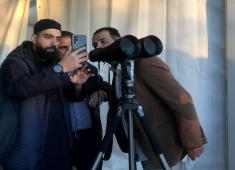 أردنيون يتحرون هلال رمضان في موقع لرصد الأهلة في عمّان. ( قناة المملكة).jpeg