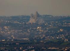 في الصورة الملتقطة يوم 2 مارس 2026، تصاعد الدخان جراء انفجار وقع عقب قصف إسرائيلي على جنوب لبنان، كما شوهد من الحدود الإسرائيلية الشمالية. (شينخوا).JPG