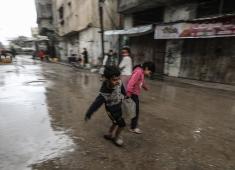 في مخيم البريج بوسط قطاع غزة، بتاريخ 26 مارس/آذار 2026، عانى الفلسطينيون النازحون من صعوبة الحصول على مياه الشرب وسط هطول الأمطار وتفاقم الأوضاع المعيشية داخل خيامهم نتيجة عاصفة وانهيار البنية التحتية ونقص الاحتياجات الأساسية. (صورة: معز صالحي)