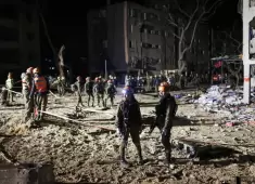 عناصر الإنقاذ في موقع الضربة الصاروخية الإيرانية في عراد جنوب إسرائيل (الفرنسية).webp