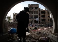 أنقاض مبنى تضرر جراء هجوم صاروخي في عراد، إسرائيل، في 22 مارس/آذار 2026 (حقوق الصورة: © تشين جونكينغ/شينخوا عبر زوما برس)