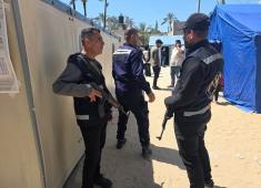 قوات من الشرطة الفلسطينية وعناصر الأمن الخاص تشارك في تأمين الانتخابات البلدية في دير البلح، وسط قطاع غزة،  25 أبريل/نيسان 2026. وتُعدّ الانتخابات الأولى التي تُجرى في غزة منذ أكثر من 20 عاماً، والأولى في الضفة الغربية منذ اندلاع الحرب. (صورة: طارق محمد)