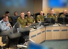 زامير، خلال لحظات شن الضربات في لبنان من غرفة القيادة في سلاح الجو.jpg