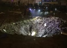 حفرة خلّفها الهجوم الإيراني على بيتح تكفا (الفرنسية).webp