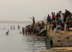 يقضي أطفال فلسطينيون أوقاتهم على شاطئ  غزة، باحثين عن ملاذ من حرارة الشمس وضغوط الحياة اليومية، في ظلّ الظروف الإنسانية المتردية التي يواجهها سكان القطاع جراء الحرب الدائرة، 17 أبريل/نيسان 2026. تصوير: بلال أسامة