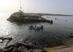 فلسطينيون نازحون يقضون وقتهم على شاطئ مدينة غزة، الذي تحول إلى متنفس للعائلات وسط الأزمة الإنسانية المتواصلة،17 أيار/ مايو 2026.تصوير: بلال أسامة