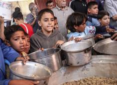 نازحون فلسطينيون يتجمعون لتلقي وجبات مجانية في مخيم النصيرات وسط قطاع غزة، حيث تتفاقم أزمة الغذاء مع تراجع عمليات الإغاثة، في 6 يونيو/حزيران 2026. صورة: معز صالحي.