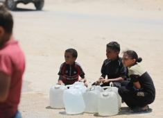 فلسطينيون نازحون يعيشون داخل خيام مؤقتة مكتظة على طول شاطئ مدينة غزة، في 9 يوليو/تموز 2026، وسط حرارة صيفية مرتفعة ونقص في المياه النظيفة والخدمات الأساسية، بعد فرارهم من مناطق متفرقة من القطاع. (تصوير: بلال أسامة)