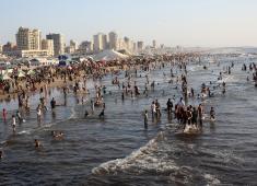 فلسطينيون يستحمون في مياه البحر الأبيض المتوسط على شاطئ مدينة غزة، وسط استمرار المخاوف من تجدد القتال وتعثر ترتيبات مرحلة ما بعد الحرب، 31 يوليو/تموز 2026. تصوير: محمد صالحة.