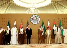 الرئيس الأمريكي دونالد ترمب (وسط) في صورة جماعية عقب قمة قادة مجلس التعاون الخليجي بالرياض في 14 مايو-أيار 2025 (غيتي).webp