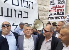 أبو شحادة وكسيف مع يوسف جبارين وبكر عواودة خارج المحكمة العليا، الخميس (عرب 48).jpg