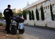 عضو ببلدية القدس يقف خارج القنصلية البريطانية في الموعد النهائي الذي حددته إسرائيل لإغلاقها... (رويترز).jpeg