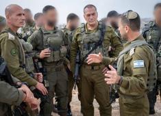 رئيس الأركان الإسرائيلي ايال زامير يجري تقدير موقف في قيادة المنطقة الوسطى.jpg