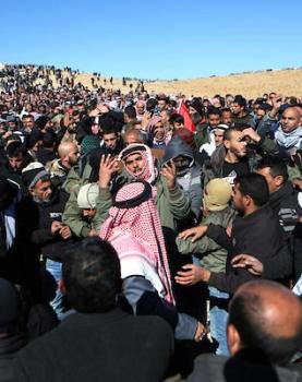  فلسطينيون يشيعون جثمان الشهيد المسن سليمان الهذالين في قرية يطا بالقرب من مدينة الخليل