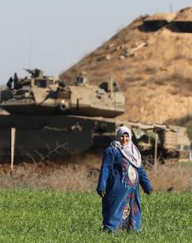  آليات عسكرية إسرائيلية تجرف أراضي فلسطينيين خلال عملية توغل شرقي بلدة خزاعة جنوب قطاع غزة