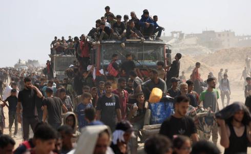 فلسطينيون في بيت لاهيا يحاولون الحصول على مساعدات من شاحنة دخلت إلى قطاع غزة (رويترز).jpeg