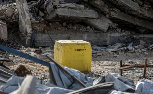 كتلة خرسانية صفراء وضعها الجيش الإسرائيلي في منطقة جباليا شمال قطاع غزة، بتاريخ 2 نوفمبر/تشرين الثاني 2025.