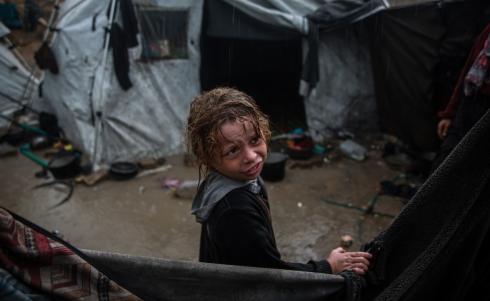 منظر لخيام النازحين في ميناء غزة بعد أن غمرتها مياه الأمطار، مخلفةً بركًا من الماء والطين في أنحاء مدينة غزة، 14 نوفمبر/تشرين الثاني 2025