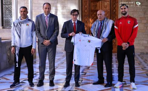 رئيس إقليم كتالونيا يستقبل وفدا من بعثة المنتخب الوطني برئاسة الفريق الرجوب.jpeg