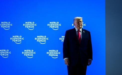 الرئيس الأمريكي دونالد ترامب يلقي كلمةً في المنتدى الاقتصادي العالمي في دافوس، سويسرا، 22 يناير/كانون الثاني 2026. صورة من المكتب الصحفي للبيت الأبيض (apaimages)