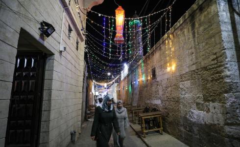 يتوجه فلسطينيون إلى المسجد العمري الكبير في مدينة غزة لأداء صلاة ليلة القدر، إحدى أقدس ليالي شهر رمضان المبارك، في 17 أبريل/نيسان 2023 (صورة: محمود ناصر/ apaimages)