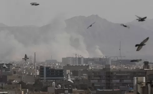 الدخان يتصاعد في أعقاب انفجار بعد أن شنت إسرائيل والولايات المتحدة ضربات على إيران (رويترز).webp