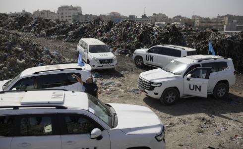 مدير برنامج الأمم المتحدة الإنمائي، ألكسندر دي كرو في زيارة ميدانية إلى عدة مناطق في مدينة غزة لتقييم الوضع الإنساني واحتياجات السكان، 16 فبراير/شباط 2026. (صورة: عمر أشتوي)