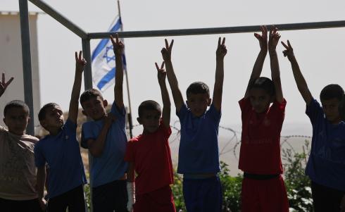 يواجه ملعب للأطفال في خربة أم الخير، وهي قرية بدوية تقع جنوب الضفة الغربية، خطر الهدم بعد تلقي إشعار رسمي من الجيش الإسرائيلي.   23 فبراير/شباط 2026. تصوير: مأمون وزواز