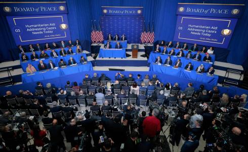 صورة شاملة لاجتماع «مجلس السلام» في واشنطن الخميس (أ.ف.ب).jpeg