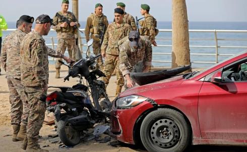 بيروت 12 مارس 2026 (شينخوا) في الصورة الملتقطة يوم 12 مارس 2026، جنود الجيش اللبناني يتفقدون موقعا استهدفته غارة جوية إسرائيلية على منطقة الرملة البيضاء في بيروت في لبنان. ....JPG