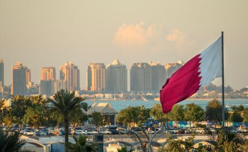 علم قطر في وسط مدينة الدوحة..jpeg
